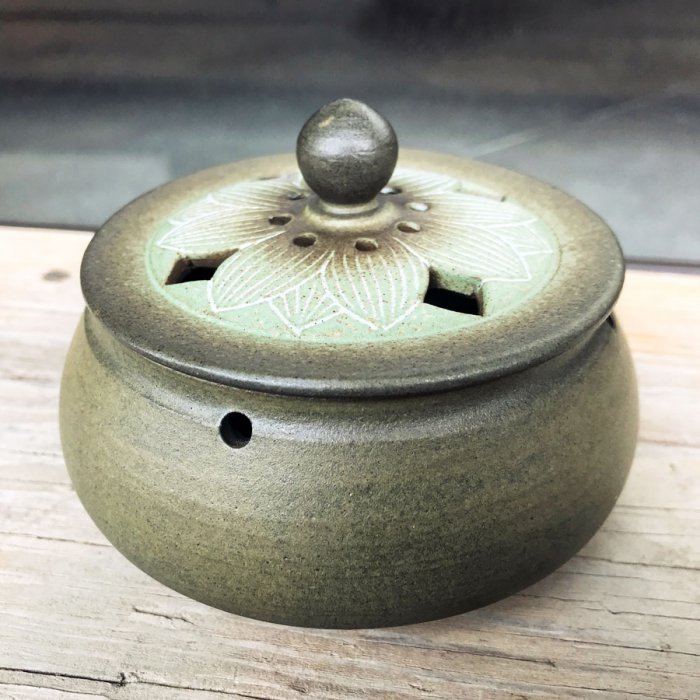 陶製荷花蓋香爐：直徑9cm（盤香）
