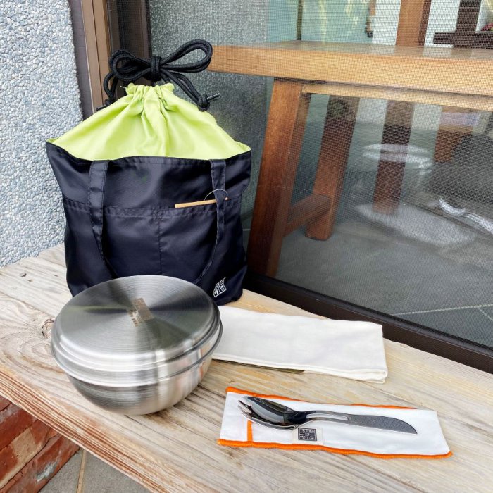【自備餐具好健康】 個人隨身袋 (綠)：不鏽鋼碗蓋組 + 三用叉湯匙 + 純棉手帕 + 隨身餐提袋