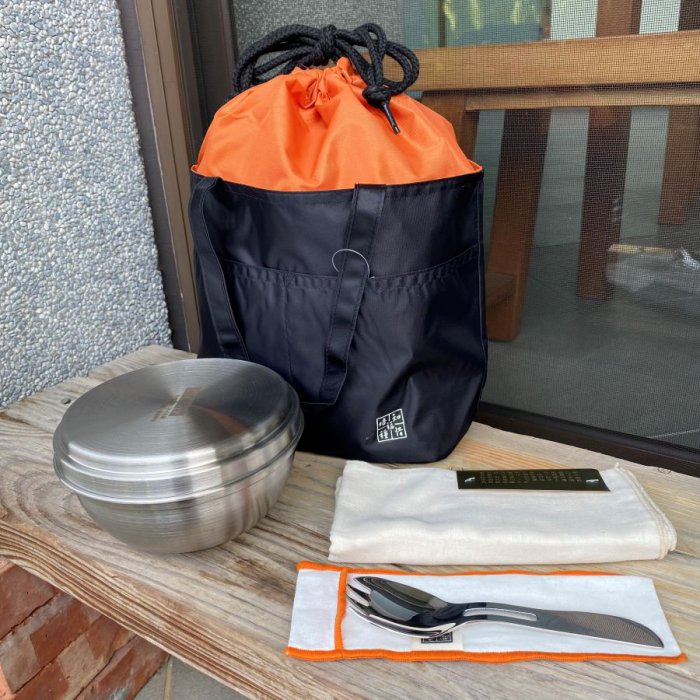 【自備餐具好健康】 個人隨身袋 (橘)：不鏽鋼碗蓋組 + 三用叉湯匙 + 純棉手帕 + 隨身餐提袋